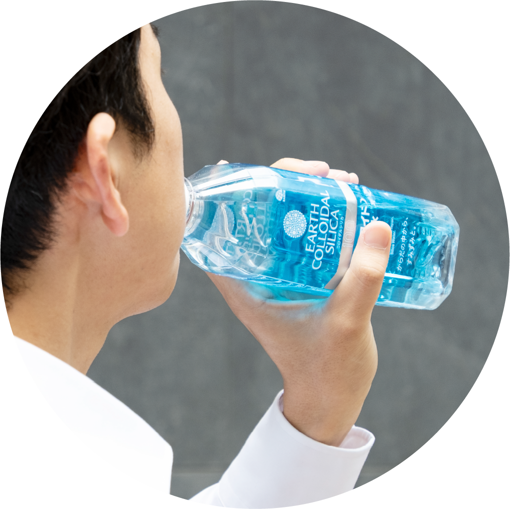 ごくごく飲んでいる男性