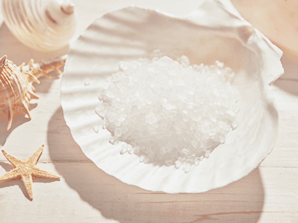 美しい海から生まれた天然海塩配合。<br>植物由来の保湿成分配合。